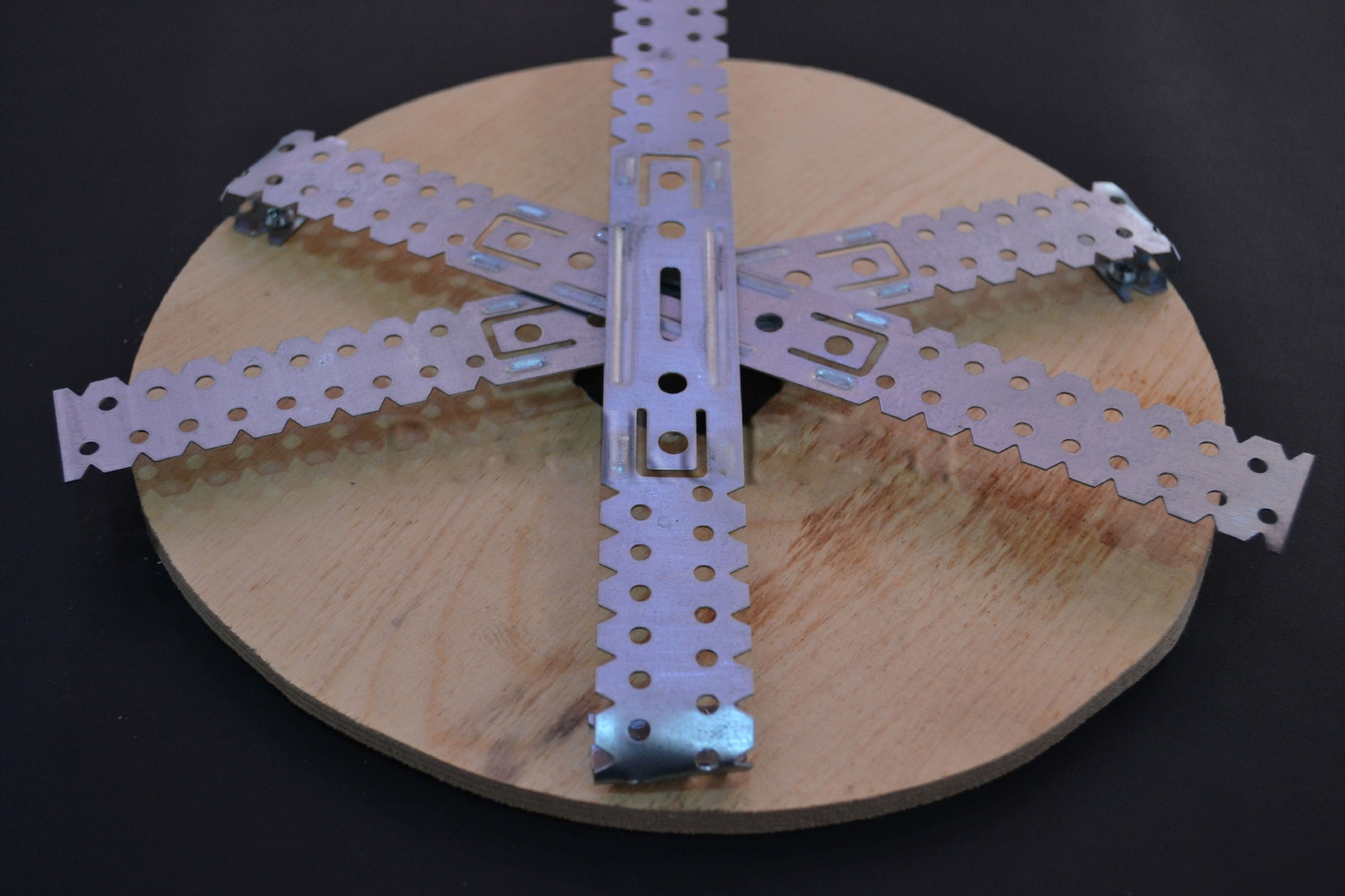 Закладная под люстру под натяжным потолком